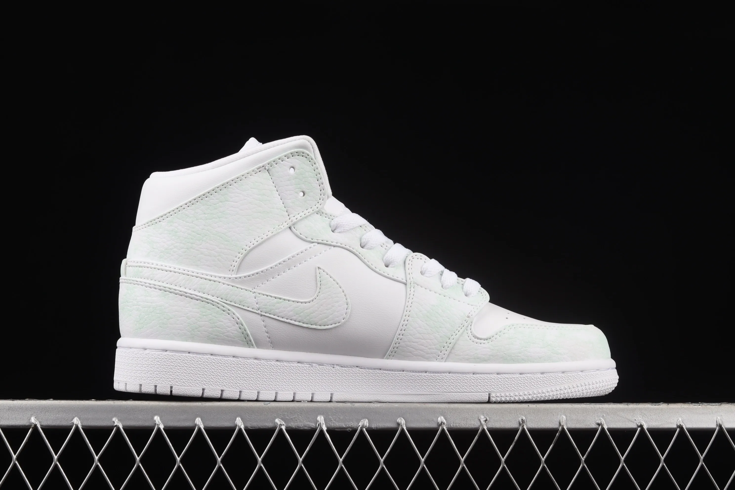 All Categories Air Jordan Jordan Series Basketball Shoes Air Jordan 1 Mid Air Jordan 1 Mid AJ1 Joe 1 Starry Sky Thermal Sensing China Basketball Shoes 554725-130